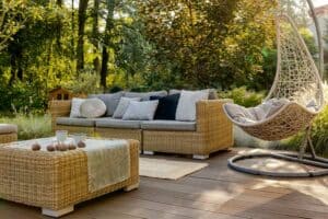 Gartenlounge aus Sofa und Tisch in Beige (depositphotos.com)