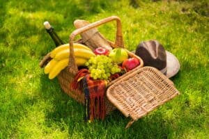 Ein gut gefüllter Picknickkorb aus Rattan (depositphotos.com)