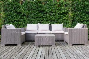 Graues Rattan Garten Set (depositphotos.com)