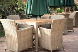 Rattan Gartenmöbel in Beige (depositphotos.com)