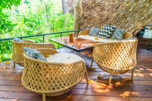 Rattan Sessel für den Garten im schönen Design (depositphotos.com)