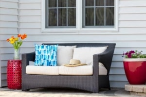 Rattansofa für 2 Personen (depositphotos.com)