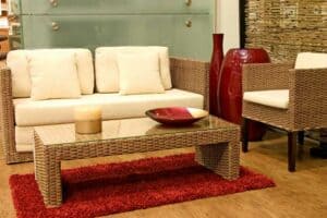 Rattan Sofa mit Rattan Tisch und Sessel (depositphotos.com)