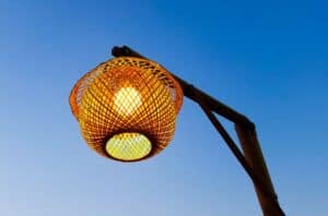 Rattan Lampenschirm mit warmen Licht (depositphotos.com)