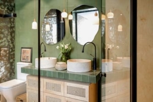 Badschrank mit Rattaneinlagen (depositphotos.com)