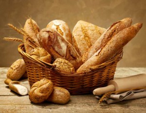 Brotkorb aus Rattan mit Brot gefüllt (depositphotos.com)