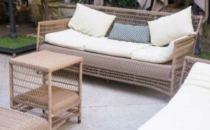 Schöner Rattan Couchtisch mit Ablagefläche (depositphotos.com)