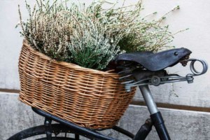 Ein dekorativer Fahrradkorb aus Rattan für Hinten (depositphotos.com)