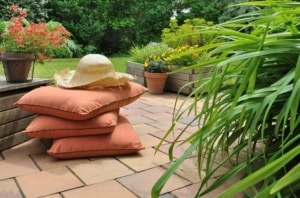 Gartenkissen müssen nicht auf dem Boden liegen, dafür gibt es Auflagenboxen (depositphotos.com) Gartenkissen müssen nicht auf dem Boden liegen, dafür gibt es Auflagenboxen (depositphotos.com)