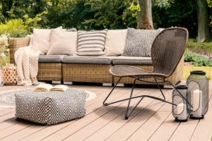 Schönes Gartensofa aus Rattan (depositphotos.com)