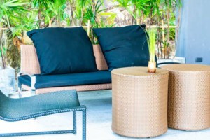 Polyrattan Bank mit Tisch und Stuhl (depositphotos.com)