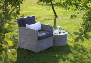 Ein kleiner praktischer Polyrattan Beistelltisch (depositphotos.com)