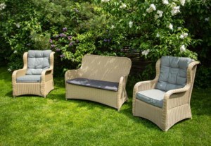 Rattan 2-Sitzer mit Sesseln (depositphotos.com)