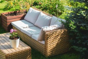 Bequemer Rattan-Sitzer (depositphotos.com) Bequemer Rattan-Sitzer (depositphotos.com)