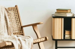 Rattan Regal mit Bücher (depositphotos.com)