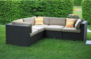 Ein großzügiges Rattan-Ecksofa (depositphotos.com)