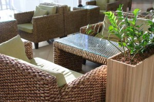 Rattan Eßtisch mit Glasplatte (depositphotos.com)