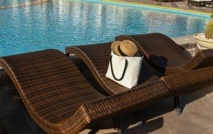 Moderne Rattan Sonnenliege am Pool (depositphotos.com)