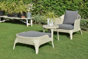 Rattansessel mit Hocker in Beige (depositphotos.com)