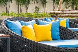 Komfortable Sonneninsel aus Polyrattan (depositphotos.com)