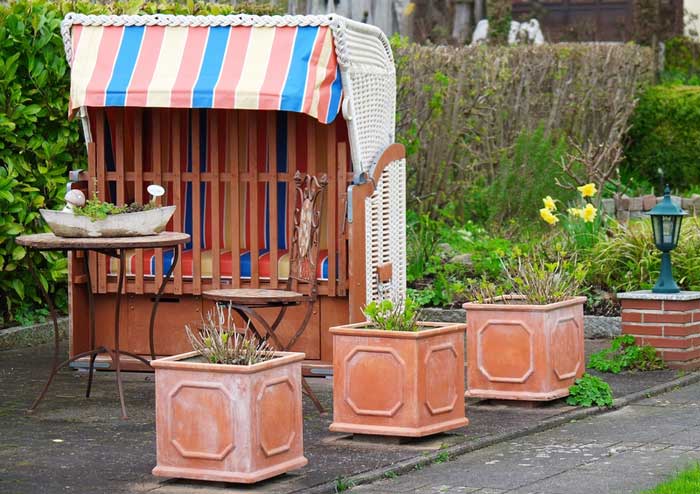 Ein Rattan Strandkorb im Garten (depositphotos.com)