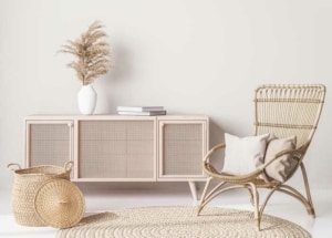 Sideboard mit Türen aus Rattangeflecht (depositphotos.com)