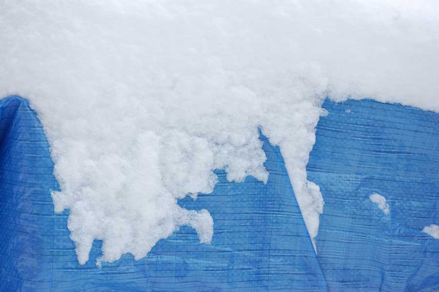 Gartenmöbel mit Abdeckplane im Schnee (depositphotos.com)