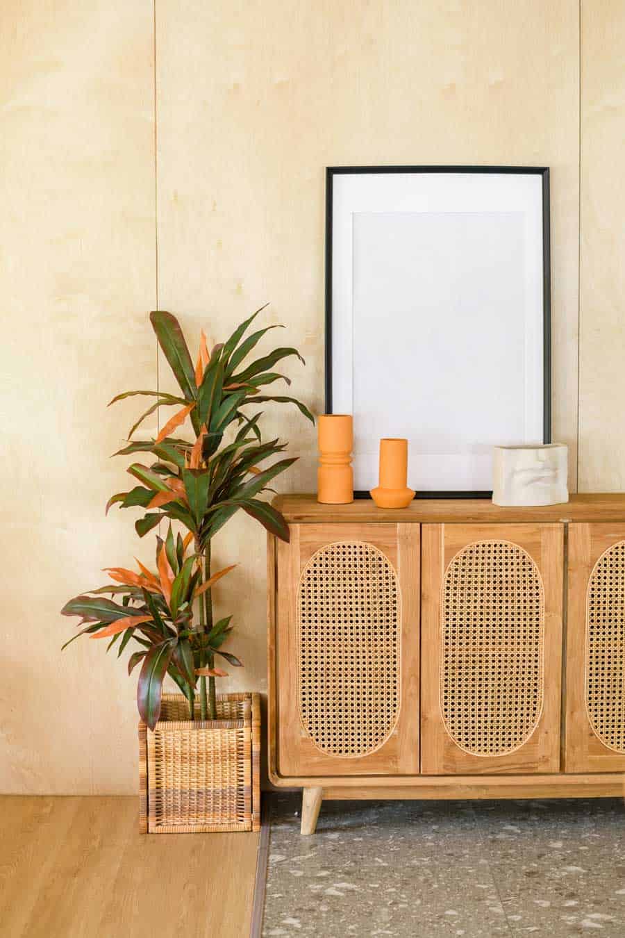 Sideboard - Kommode mit Türen aus Wiener Geflecht (depositphotos.com) Sideboard - Kommode mit Türen aus Wiener Geflecht (depositphotos.com)