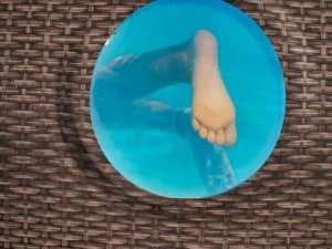 Pool mit Umrandung aus Rattan - Polyrattan (depositphotos.com)