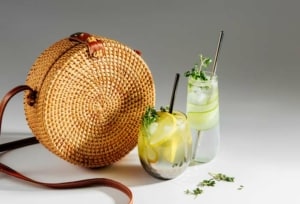 Eine modische Rattan Bag für den Sommer (depositphotos.com)
