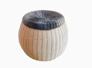 Ein schöner Rattan Hocker mit Stauraum (depositphotos.com)