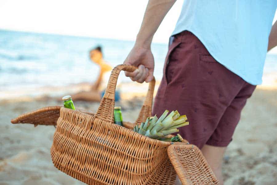 Ein Rattan Picknickkorb für den Sommer (depositphotos.com)