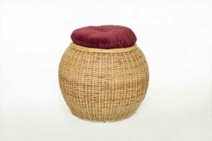 Rattansitzhocker mit Kissen (depositphotos.com)