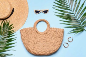 Rattan Tasche und Hut für den Sommer (depositphotos.com)