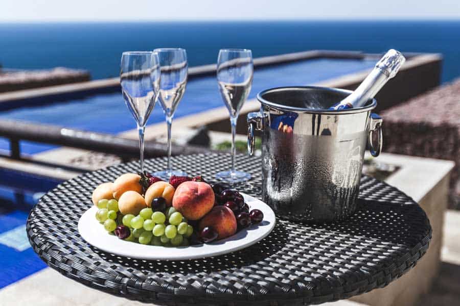 Ein Tablett aus Polyrattan für Sommergetränke (depositphotos.com) Ein Tablett aus Polyrattan für Sommergetränke (depositphotos.com)