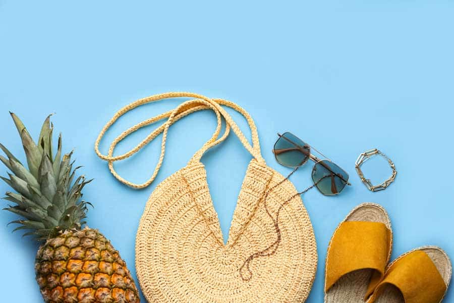Modische Rattantasche und Schuhe für den Sommer (depositphotos.com) Modische Rattantasche und Schuhe für den Sommer (depositphotos.com)