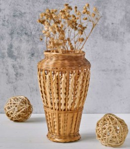 Rattan Vase mit Rattan Kugeln als Deko (depositphotos.com)