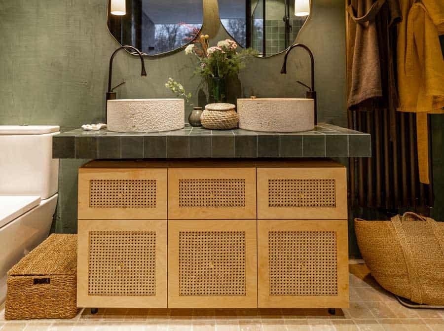 Rattan Waschbeckenunterschrank im Bad (depositphotos.com) Rattan Waschbeckenunterschrank im Bad (depositphotos.com)