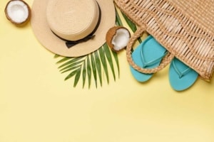 Rattan ein Sommertrend - mit Strandtasche und Sommerhut (depositphotos.com)