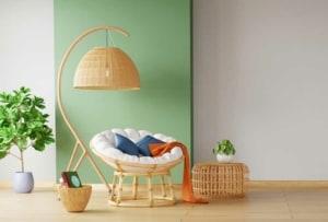 Stilvolle Rattanmöbel: Rattanlampe, Papasansessel, Rattan Beistelltisch, Rattankorb (depositphotos.com)