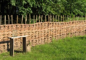 Ein Sichtschutz aus Rattan im Garten (depositphotos.com)