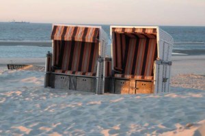 Strandkörbe braun gestreift (depositphotos.com)