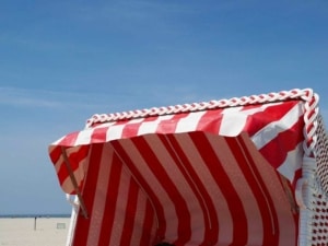 Strandkorb mit rot weißen Stoff (depositphotos.com)