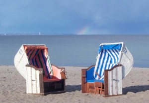 Volllieger Strandkörbe mit tierfer Liegepostionen (depositphotos.com)