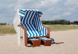 XXL Volllieger Strandkörbe mit tierfer Liegepostionen mit viel Platz (depositphotos.com)