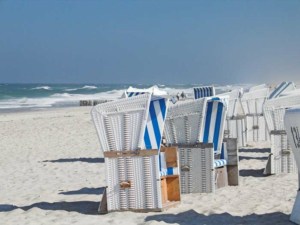 Ein wetterfester Strandkorb hält auch rauhe Witterungsbedingungen stand (depositphotos.com)